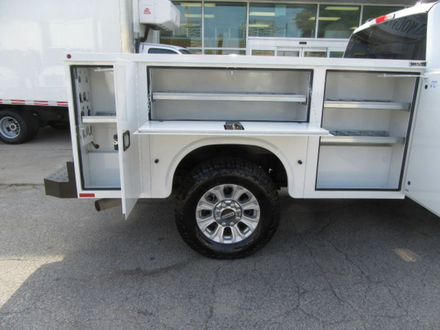  2021 Ford F-350 GAS 4X4 CREW NEW SERVICE UTILITY BODY/ 2 IN STO in Cars & Trucks in Markham / York Region - Image 3