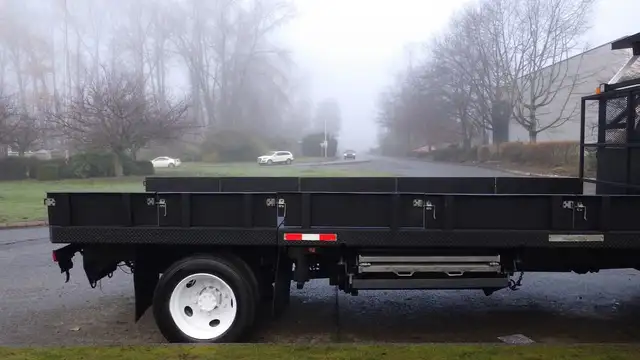 2008 ford F-750 18 Foot Flat Deck Regular Cab 2WD Diesel Dually  in Heavy Trucks in Richmond - Image 11