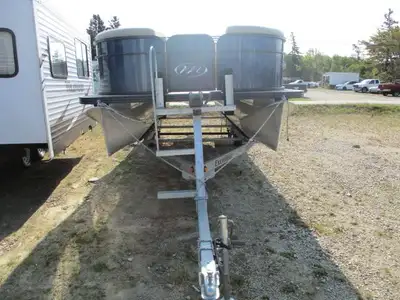 A great family boat – 10 person capacity – for cruising the waterways ! It comes with 115 HP Mercury...