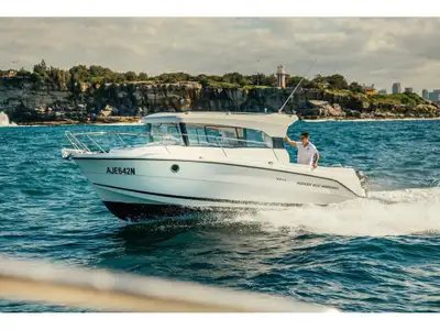 Le Parker 800 Weekend est sans aucun doute une embarcation moderne et élégante. Sa coque, inspirée d...