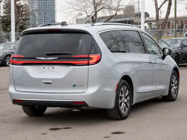 2023 Chrysler Pacifica Hybrid Pinnacle in Cars & Trucks in Calgary - Image 14