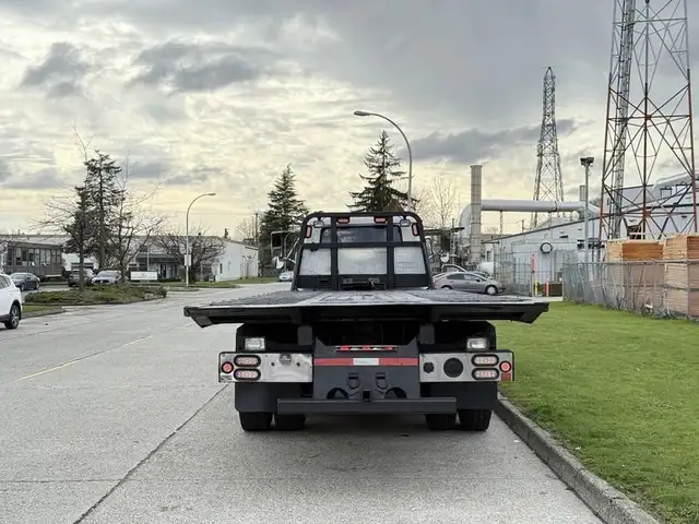 2000 international 4900 25 Foot Roll-Off Flat Deck Tow Truck Man in Heavy Trucks in Richmond - Image 9