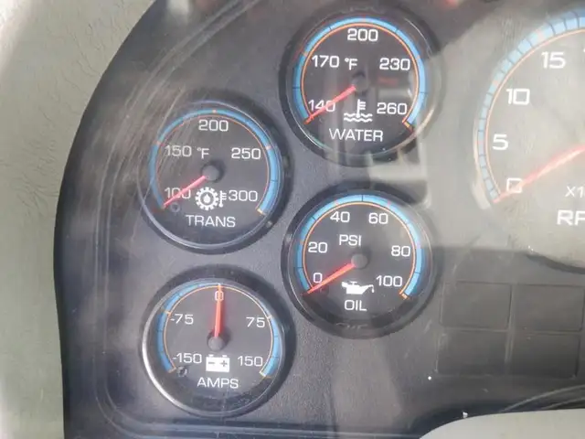 2008 international 7400 Garbage Truck Air Brakes Diesel in Heavy Trucks in Richmond - Image 33