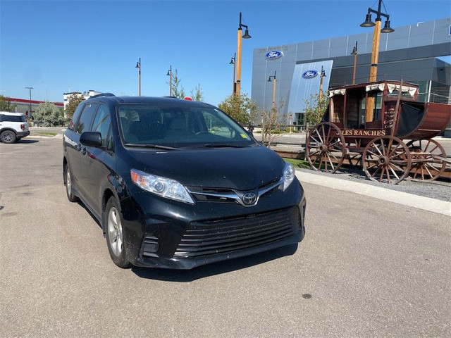 2020 Toyota Sienna LE 8-Passenger - Apple CarPlay - $290 B/W in Cars & Trucks in Calgary - Image 2