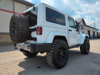 Beau petit Jeep blanc avec accessoires noirs. Roue Fast sur pneus Mud Terrain 35''. Suspension relev... (image 6)