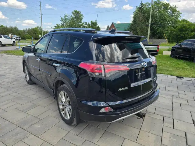 2017 Toyota RAV4 Hybrid in Cars & Trucks in Ottawa - Image 8