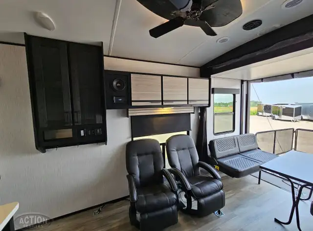 TOY HAULER CLEARANCE -STYKER 3414 W/REAR PATIO DECK UNDER COST in RVs & Motorhomes in London - Image 13