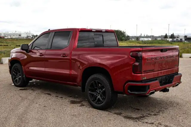 2023 Chevrolet Silverado 1500 RST CREWCAB 4X4 LEATHER dans Autos et camions dans Comté de Strathcona - Image 3
