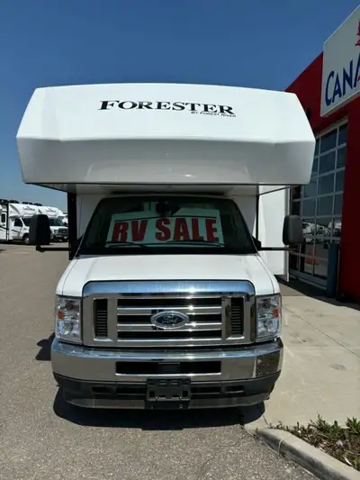 Forest River 3251 Custom Designed Class C 3 Season Motorhome! Equipped with Solar, receiver hitch, 2...