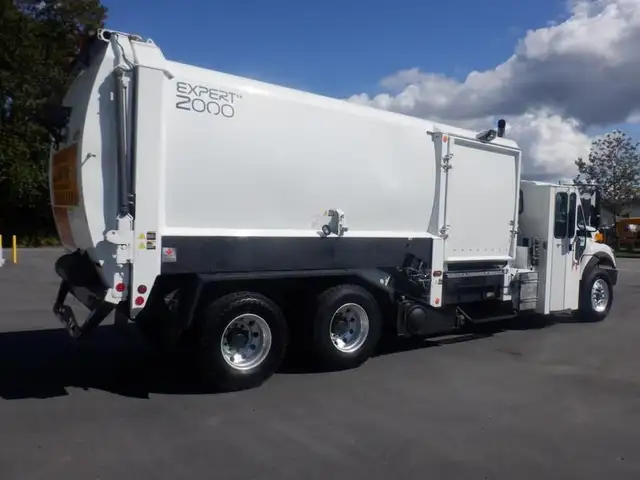 2008 international 7400 Garbage Truck Air Brakes Diesel in Heavy Trucks in Richmond - Image 7