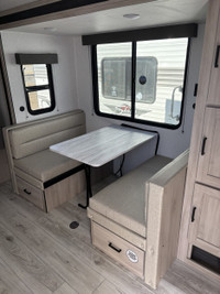 Della Terra DET241BH This under 30ft family travel trailer is sure to impress! Not only do the adult... (image 3)