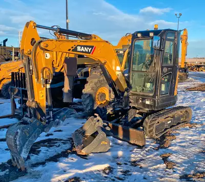 Just in and going into shop for a wash! This unit comes with a 12" Dig bucket and 36" Clean Up bucke...