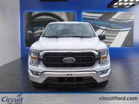 Le Ford F-150 2022 XLT avec moteur V6 2.7L combine puissance, confort et faible consommation. Parfai... (image 1)