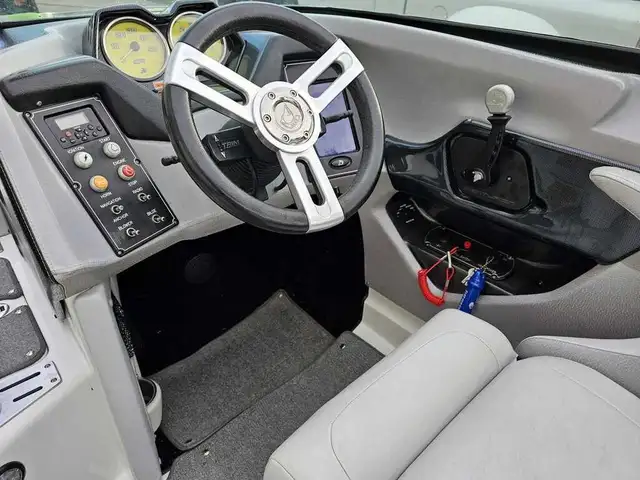2014 CENTURION SV244 (FINANCING AVAILABLE) in Powerboats & Motorboats in Kelowna - Image 9