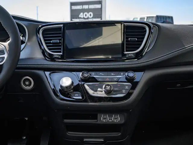 2025 Chrysler Pacifica Select in Cars & Trucks in Barrie - Image 29