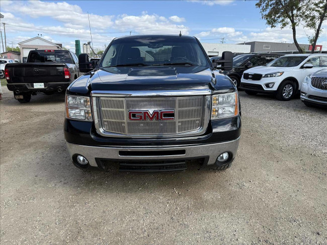 2010 GMC Sierra 2500HD SLE Crew Cab 4WD in Cars & Trucks in Saskatoon - Image 2