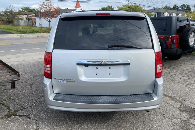 2008 Chrysler Town & Country TOURING in Cars & Trucks in St. Catharines - Image 3
