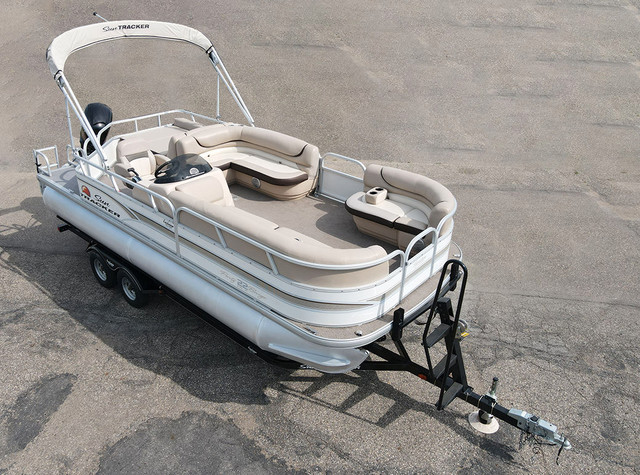 used boat 2015 SunTracker Party Barge RF22  Mercury 90 ELPT 4S in Powerboats & Motorboats in Prince Albert - Image 4