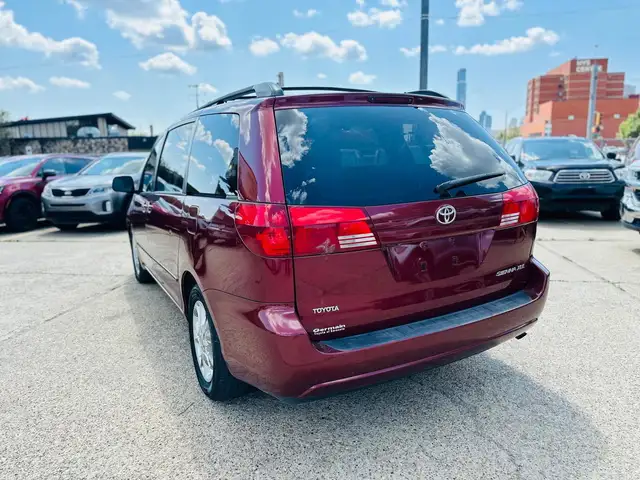 2004 Toyota Sienna XLE in Cars & Trucks in Edmonton - Image 8
