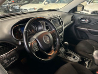 **MONTH-END SPECIAL!** FEATURING : SELECTERRAIN SYSTEM, HEATED MIRRORS, FINISHED IN RED ON MATCHING... (image 9)