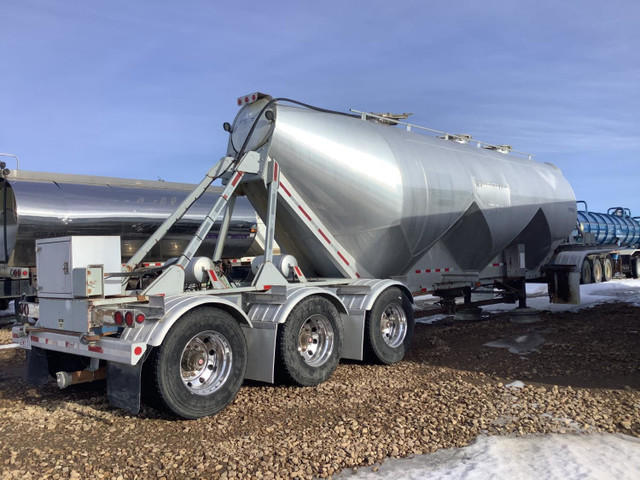 2010 Tremcar 1410 Cu Ft TRI/A Aluminum Pneumatic Bulk Trailer in Heavy Trucks in Regina - Image 2