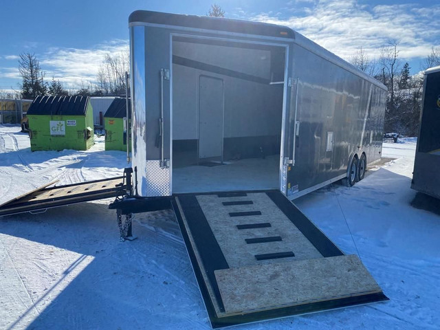 2013 Royal Royal RC 29' Enclosed trailer in Cargo & Utility Trailers in Kitchener / Waterloo - Image 4