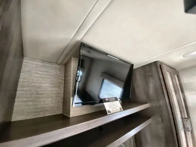 2020 Winnebago Adventurer 30T in RVs & Motorhomes in Abbotsford - Image 22