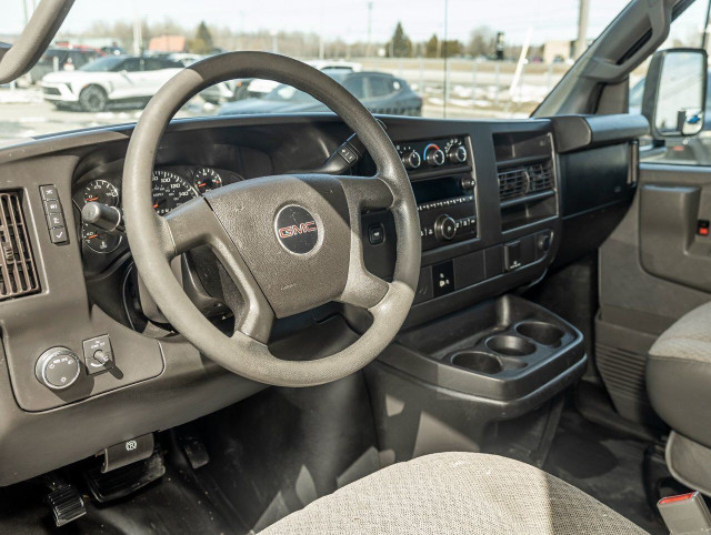 GMC Savana 3500 WT V8 6.0L *BOITE 16 PI.* CLIMATISEUR* DIFF AUTO in Cars & Trucks in Laurentides - Image 2