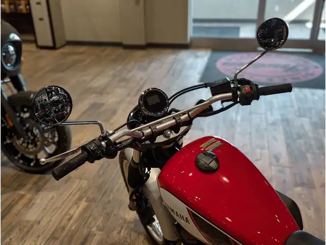 2017 Yamaha SCR950 // Charcoal Silver and Rapid Red in Dirt Bikes & Motocross in Winnipeg - Image 9