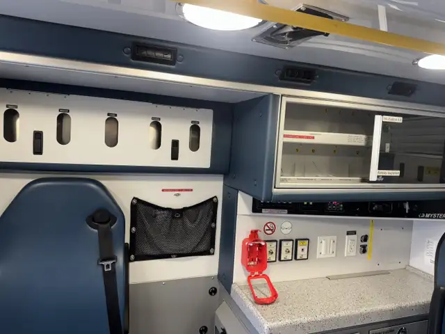 2019 Chevrolet Express 4500 Ambulance in Cars & Trucks in Calgary - Image 16