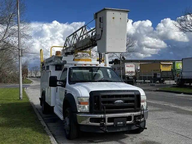 2008 ford F-550 Service Truck With Bucket 2WD Diesel in Heavy Trucks in Richmond - Image 3