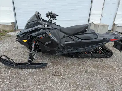 2025 Ski-Doo 2025 MXZ XRS 850 137 2025 MXZX XRS 850 137 4681 KM 1.5 Ice Ripper track, Glove box ext,...