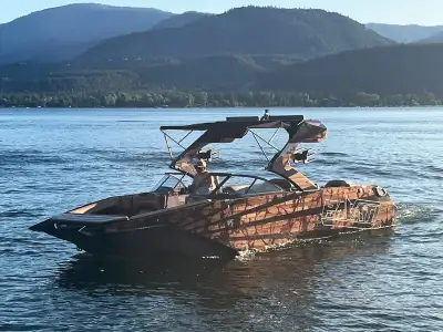 The 2020 Pavati AL-26 is a cutting-edge, fully aluminum wake boat designed for superior performance,...