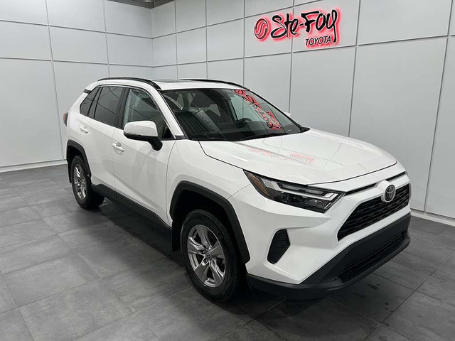 2023 Toyota RAV4 XLE AWD - TOIT OUVRANT - MAGS - VOLANT CHAUFFAN in Cars & Trucks in Québec City