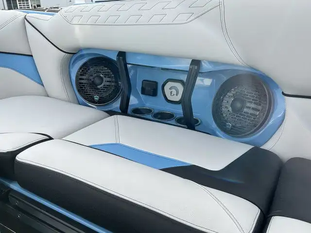 2025 Centurion Ri230 in Powerboats & Motorboats in Kelowna - Image 12