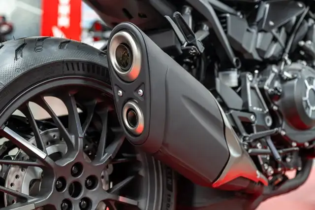 2024 HONDA CB1000R ABS in Sport Bikes in Longueuil / South Shore - Image 9