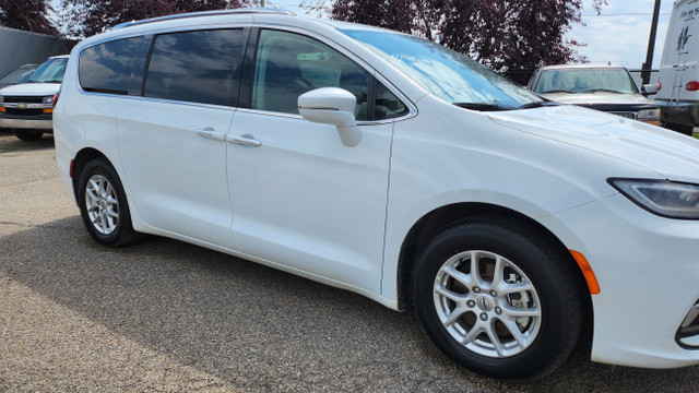 2021 Chrysler Pacifica Touring-L, Leather seats,, Back up Camera in Cars & Trucks in Calgary - Image 3