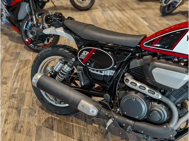 2017 Yamaha SCR950 // Charcoal Silver and Rapid Red in Dirt Bikes & Motocross in Winnipeg - Image 11