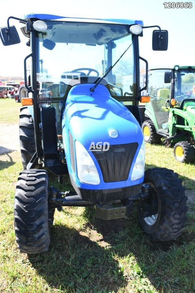 New Holland BOOMER 3050 Tractor in Farming Equipment in Grand Bend - Image 2
