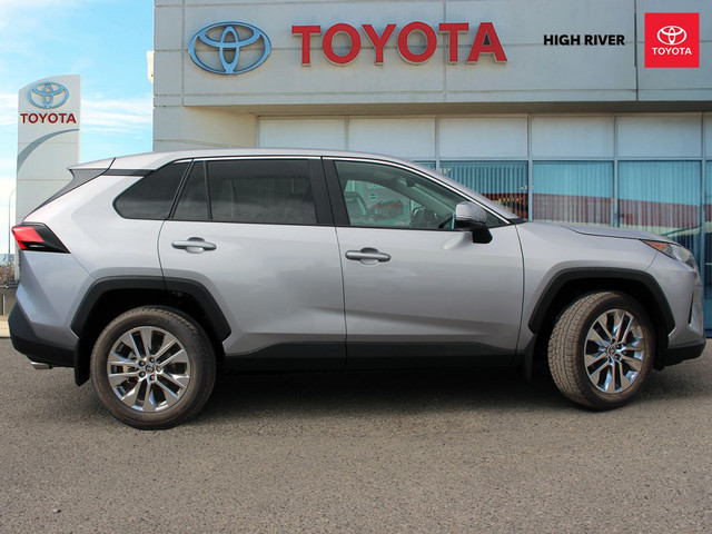 Toyota RAV4 XLE 2020 in Cars & Trucks in Calgary - Image 4