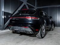 Le Centre Porsche Québec vous propose ce Porsche Macan 2024, un VUS compact qui allie sportivité et... (image 2)