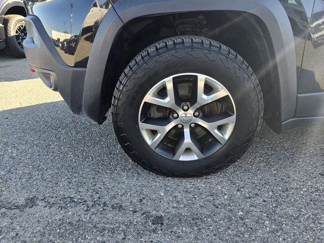 2016 Jeep Cherokee TRAILHAWK in Cars & Trucks in Calgary - Image 4