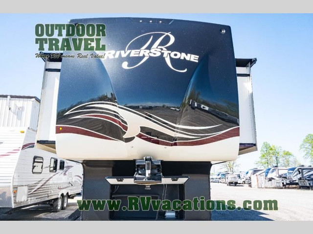 2019 Forest River RV RiverStone 39FKTH in Travel Trailers & Campers in Hamilton - Image 4