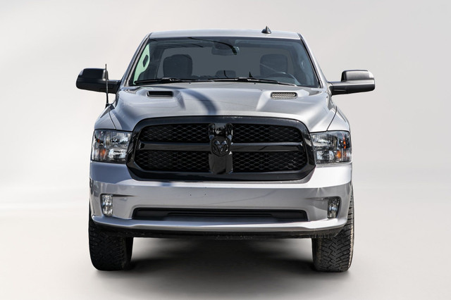 2021 Ram 1500 Classic Express Night Edtition | HEMI 5.7 | Crew C in Cars & Trucks in Longueuil / South Shore - Image 2