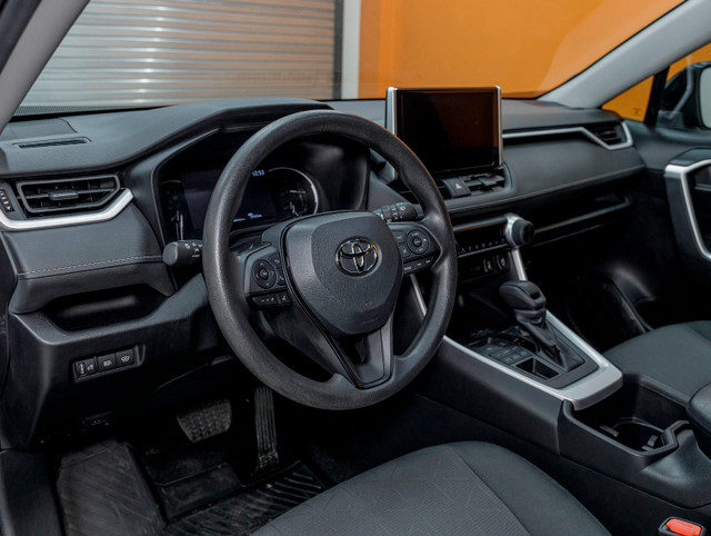 2023 Toyota RAV4 LE AWD *SIÈGES CHAUF* CARPLAY REG ADAP GR SÉCUR in Cars & Trucks in Laurentides - Image 2