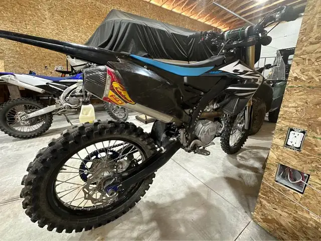 2018 YAMAHA YZ450F - BLACK in Dirt Bikes & Motocross in Delta/Surrey/Langley - Image 4