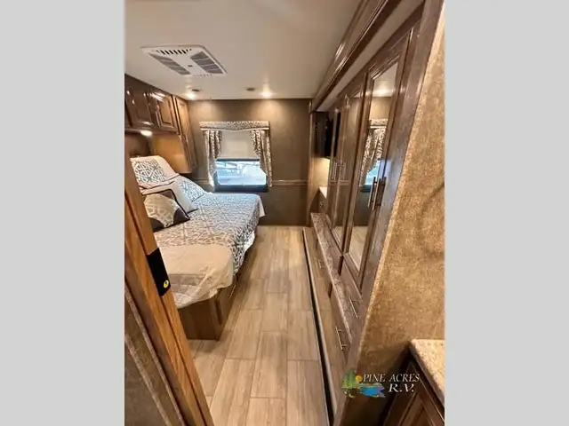 2020 Thor Motor Coach Challenger 37YT Washer & Dryer 12 k Miles in RVs & Motorhomes in Moncton - Image 32