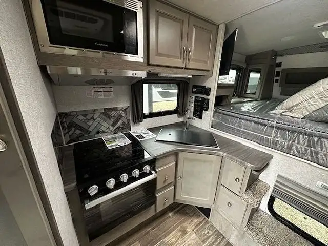 2026 ARCTIC FOX 811 in Travel Trailers & Campers in Edmonton - Image 4