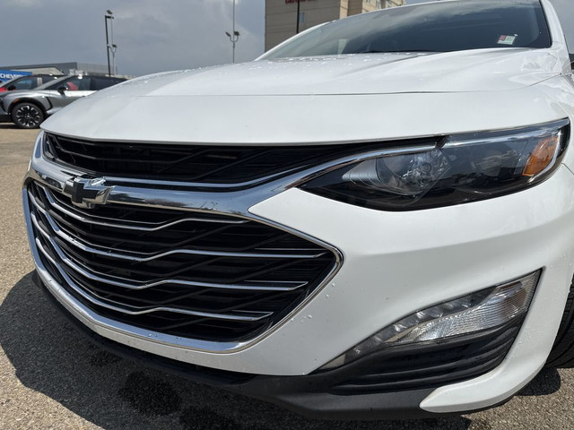 2020 Chevrolet Malibu LEATHER | SUNROOF | SAFETY ALERT | 19 RIMS in Cars & Trucks in Edmonton - Image 4