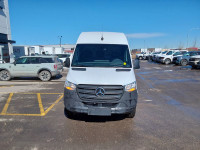 3.0L V6 Diesel, 7 Spd Transmission, Leatherete Seat Covers, Twin Front Passenger Seats, Keyless Entr... (image 9)